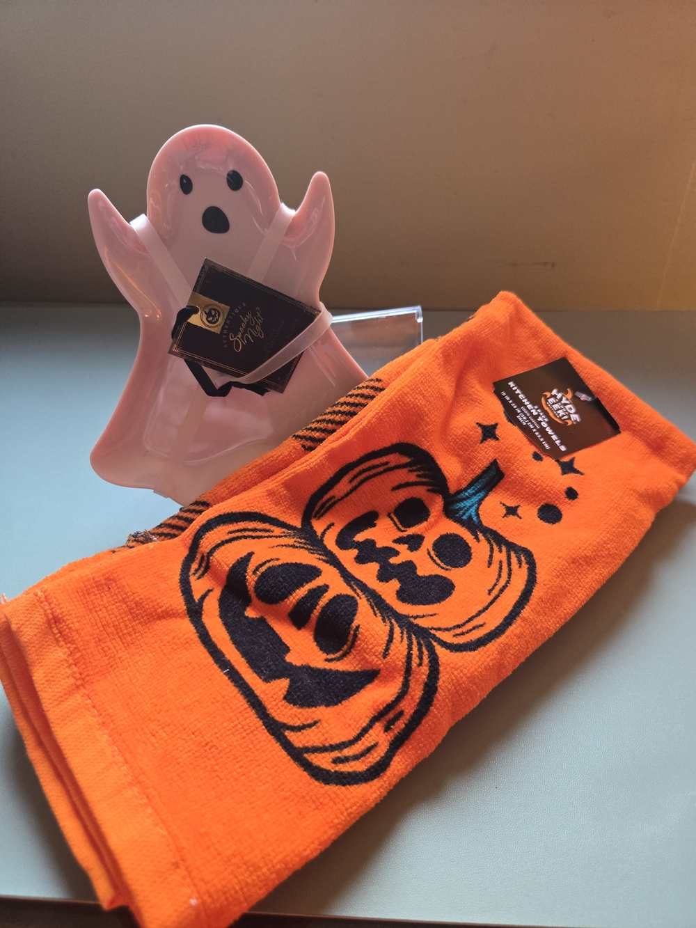 Halloween Set-Kitchen Pumpkin Towels (2) & Pink Ghost Plates (4)